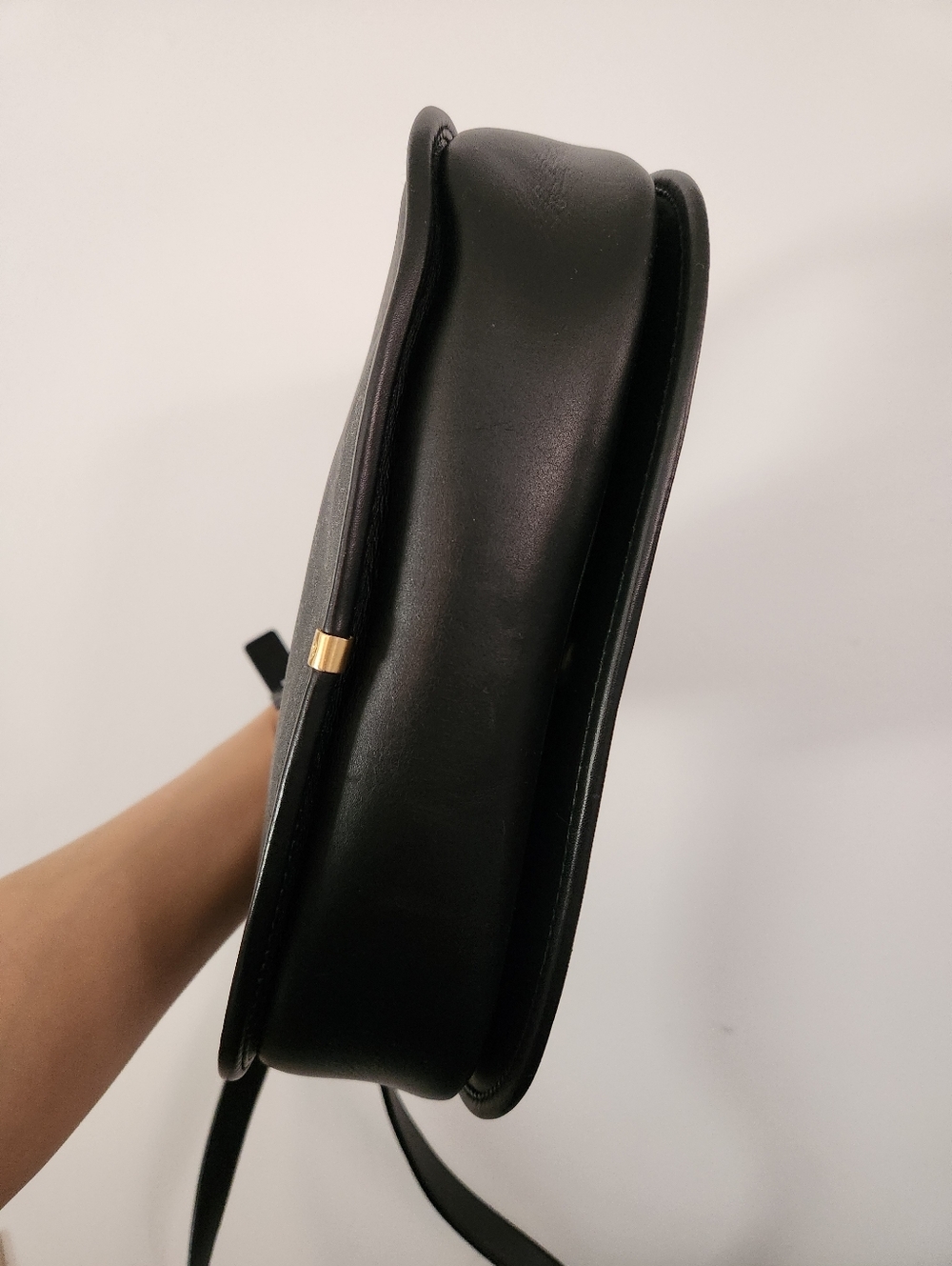 Gucci Black Crossbody Shoulder Bag with Gold Hardware - Picture 4 of 8